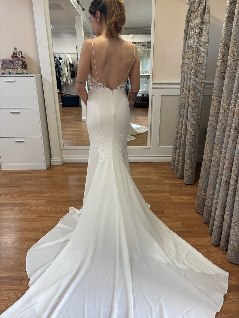Elegant White Backless Mermaid Wedding Gown